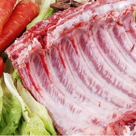 在农村集市上购买猪肉,怎么分辨鲜猪肉和死猪肉呢,老农说很简单